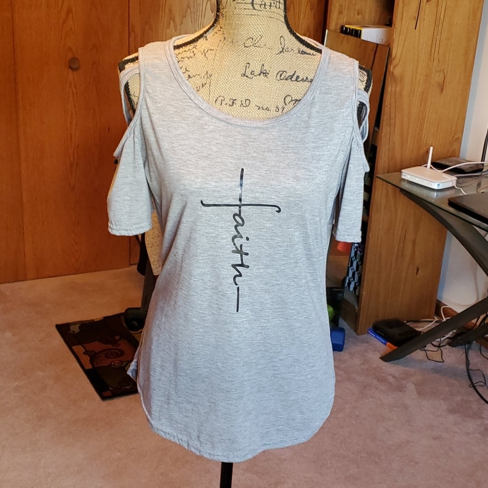 Yiqiaohui grey cold shoulder faith tee size Large